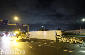 Vrachtwagen gekanteld met flinke schade tot gevolg Burgemeester Elsenweg Naaldwijk