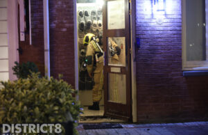 Voordeur van woning beschadigd door explosie Zilvermeerlaan Den Haag