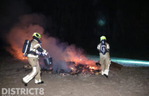Brandweer aan de slag met emmers om brand te blussen Zeeltpad Leidschendam