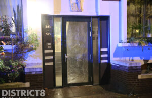 Schade na explosie voor portiekdeur Melis Stokelaan Den Haag