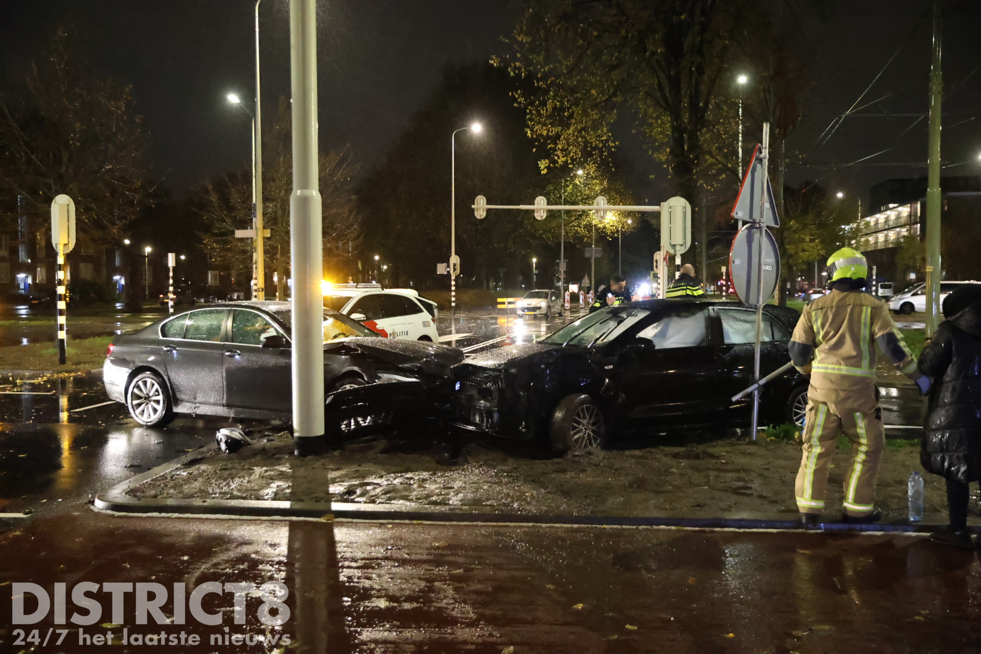 Veel schade na aanrijding op kruispunt Loevesteinlaan Den Haag