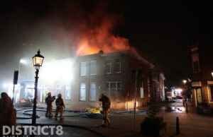 Gewonde en veel rookontwikkeling bij grote brand in woning Voorstraat Poeldijk