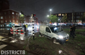 Bestelbusje op het spoor zorgt voor omleiding Lorentzplein Den Haag