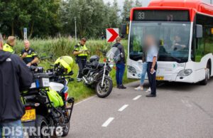 Motorrijder onderuit en botst tegen lijnbus op Molenweg Maasland