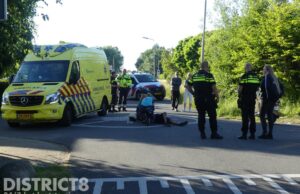Twee scooterrijders komen met elkaar in botsing Hogeveenseweg Nootdorp