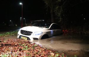 Brandweer rukt groots uit voor voertuig te water Natuurpad Zoetermeer