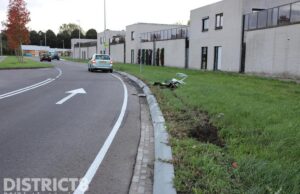 Automobiliste rijdt lantaarnpaal uit de grond Kleurlaan Zoetermeer