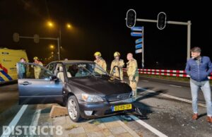 Ravage na een ongeval met meerdere voertuigen op de kruising Oostweg Zoetermeer