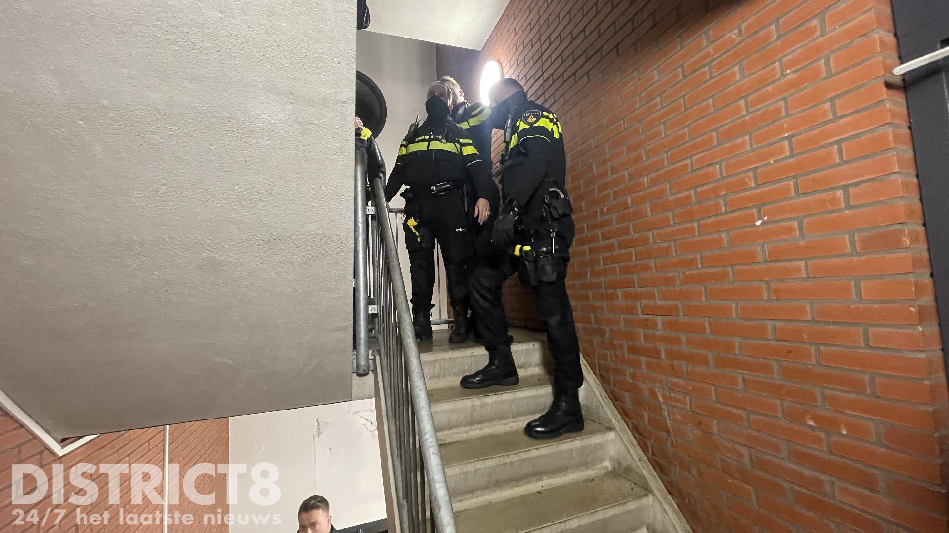 Politie Doet Inval In Woning Vaillantlaan Den Haag District8 Net