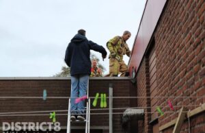 Brandweer bevrijdt kat tussen twee muren vandaan Stationsstraat Pijnacker