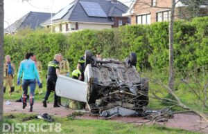 Automobilist mist op haar na twee fietsers en belandt op zijn kop Thomas Morelaan Zoetermeer