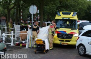 Man overleden na te water raken Oostpoortbrug Delft
