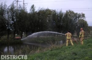 Brandweer blust buitenbrand in weiland langs N470 Zoetermeer