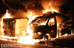 Bedrijfswagens gaan volledig op in vlammen, mogelijk brandstichting Vestaweg Den Haag