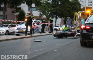 Motorrijder gewond na aanrijding met onherkenbare politieauto Erasmusweg Den Haag