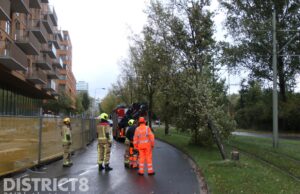 Brandweer verwijderd gevaarlijk hangende boom Pierre van Hauwelaan Delft