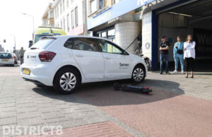 Elektrische step komt in botsing met auto Loosduinsekade Den Haag