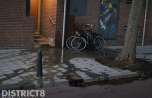 Vervangen water in badje zorgt voor zwembad op straat Noordstraat Den Haag