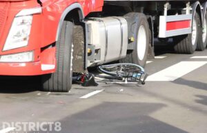 Fietser komt onder vrachtwagen en raakt zwaargewond Rijswijkseplein Den Haag