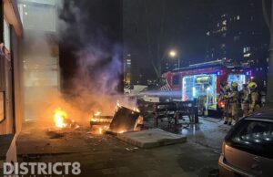 Rookontwikkeling bij fikse buitenbrand Poptahof Zuid Delft