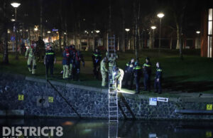Hulpdiensten halen man uit water; persoon overleden Leeghwaterbrug Den Haag