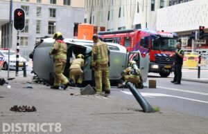 Auto op z’n kant na ongeval Schedeldoekshaven Den Haag