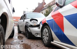 Achtervolging door de politie eindigt in crash Staverenstraat Rotterdam