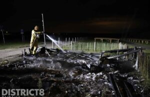 Bouwkeet brandt volledig af op parkeerterrein Molenslag Monster