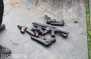 Meerdere jongeren met vuurwapens, politie massaal aanwezig bij kermis Böttgerwater Den Haag