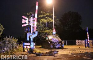 Ongeval tussen busje en randstadrail op spoorwegovergang Polderweg Pijnacker