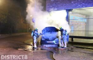 Auto vliegt spontaan in brand tijdens ritje Storklaan Delft