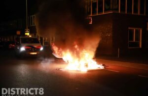Vandalen steken scooter en container in brand Hoefkade Den Haag