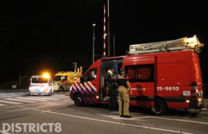 Omstanders en hulpdiensten redden vrouw uit water Oude Tolbrug Leidschendam