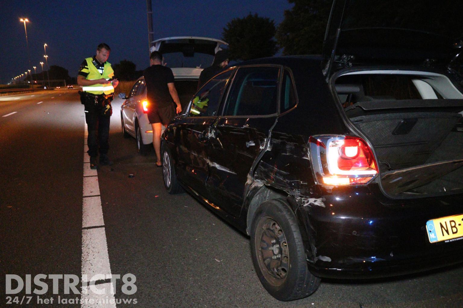 Twee Personenauto's Op Vluchtstrook Aangereden Door Vrachtwagen A13 ...