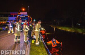 Zoekactie in het water na aantreffen kleding langs waterkant Kerkweg Maasland