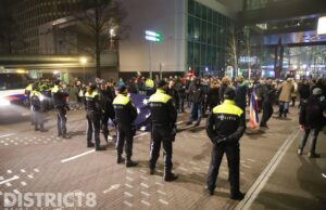 Noodbevel afgegeven voor lawaaiprotest tijdens persconferentie Turfmarkt Den Haag