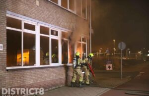 Brandweer rukt uit voor brand in leegstaand bedrijfspand Mercuriusweg Den Haag