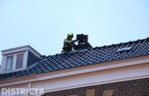 Brandweer rukt uit voor melding van schoorsteenbrand Westerstraat Delft