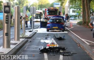 Gloednieuwe auto klapt op de horrorpoller Escamplaan Den Haag