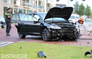 Automobilist rijdt verkeerslicht uit de grond en wordt aangehouden Westlandseweg Delft