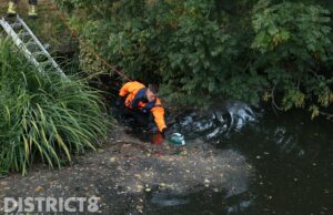 Hulpdiensten rukken uit voor scooterhelm in het water Schenkkade Den Haag