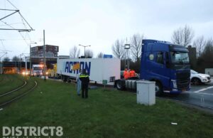 Chauffeur van de ‘Action’ verliest trailer N14 Hraniceplein Voorburg