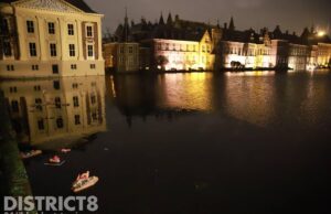 Babypoppen met gruwelijke teksten gedumpt in Hofvijver Den Haag