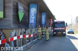 Brandweer rukt uit voor loshangend reclamebord Engelsestraat Delft