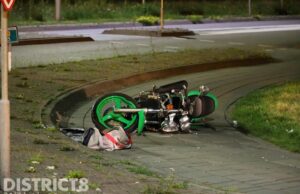 Motorrijder crasht tijdens achtervolging; twee zwaargewonden Monsterseweg Poeldijk