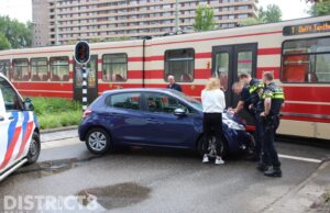 Schade na aanrijding tussen tram en personenauto Delflandplein Delft