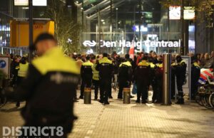 Mobiele Eenheid grijpt in tijdens demonstratie nabij coronapersconferentie Turfmarkt Den Haag