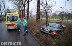 Automobilist raakt van de weg en belandt met auto in bosschage Staalweg Delft