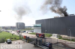 Grote uitslaande brand op dak van bedrijfspand Heernesse Den Hoorn