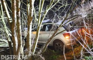 Automobilist vliegt uit de bocht en belandt onderaan het talud Brasserskade Delft